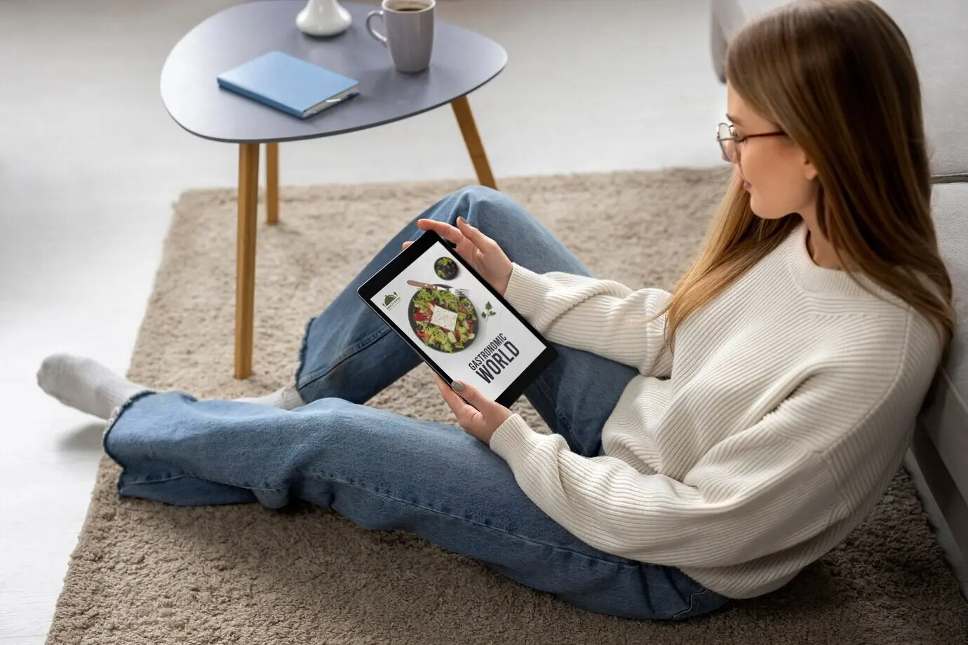 Человек, читающий онлайн-журнал на цифровом устройстве.