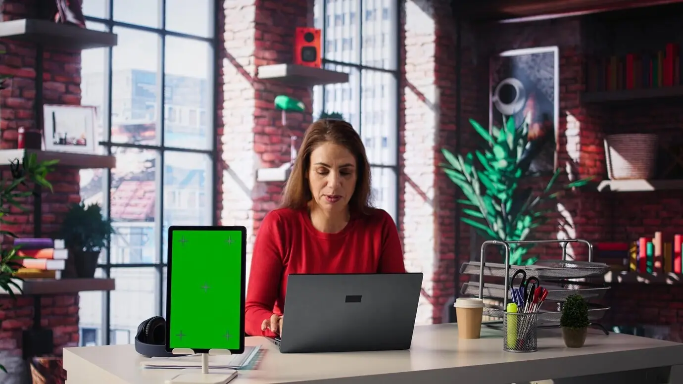 Женщина организует и планирует мероприятия на повестке дня рядом с хромакеем.