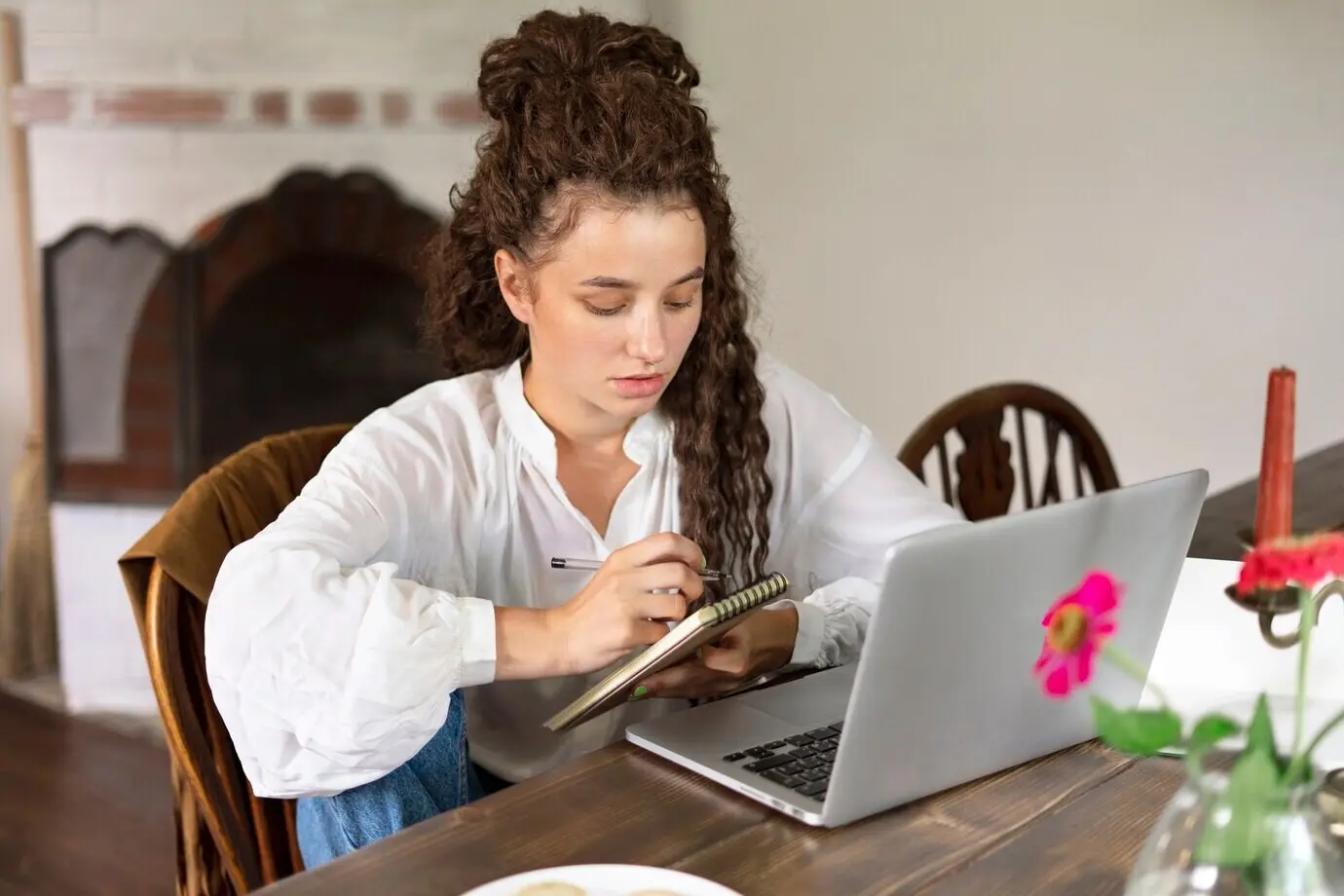 Вид сбоку: женщина работает за ноутбуком