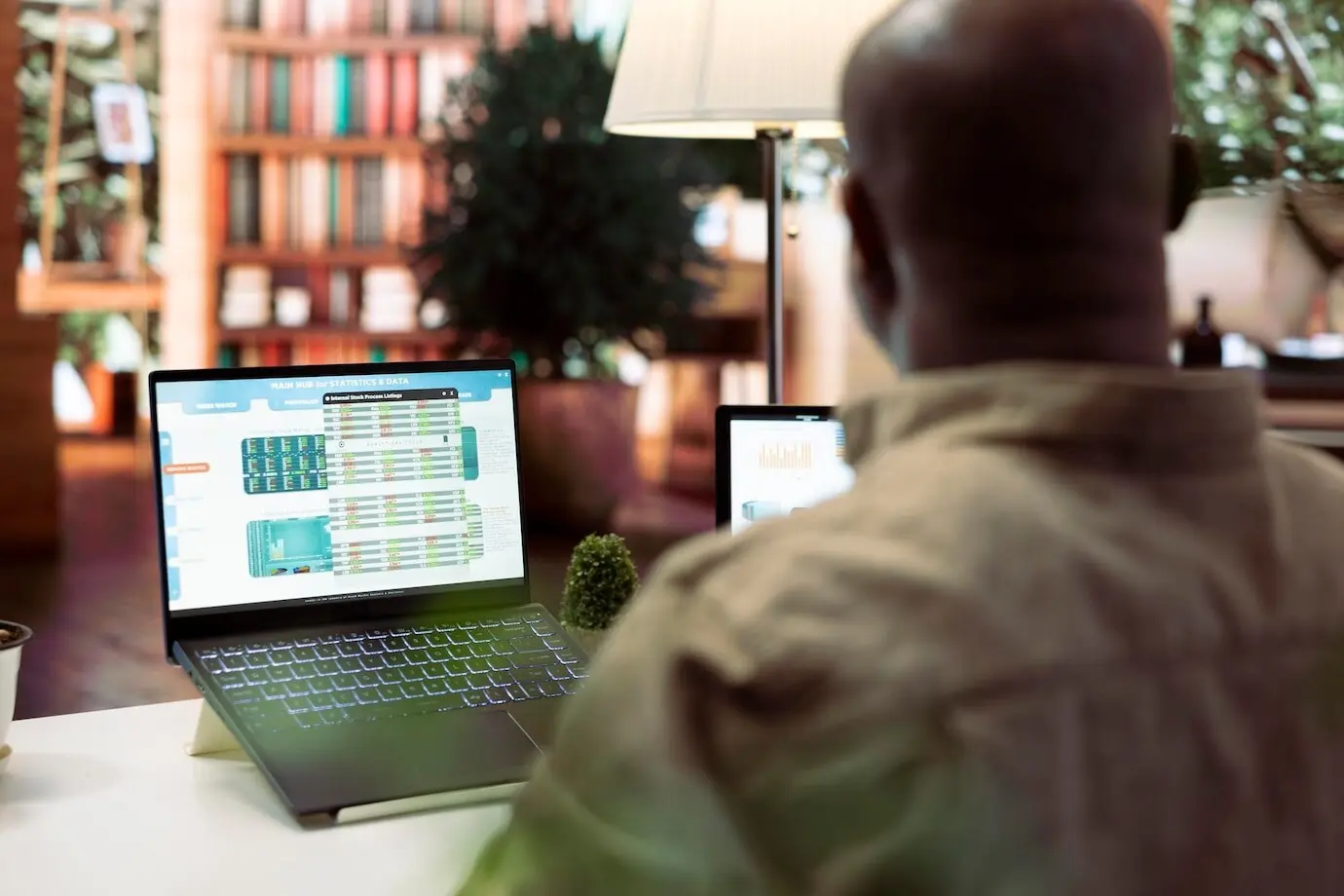 Специалист по бухгалтерскому учёту анализирует финансы и прибыль бизнеса.