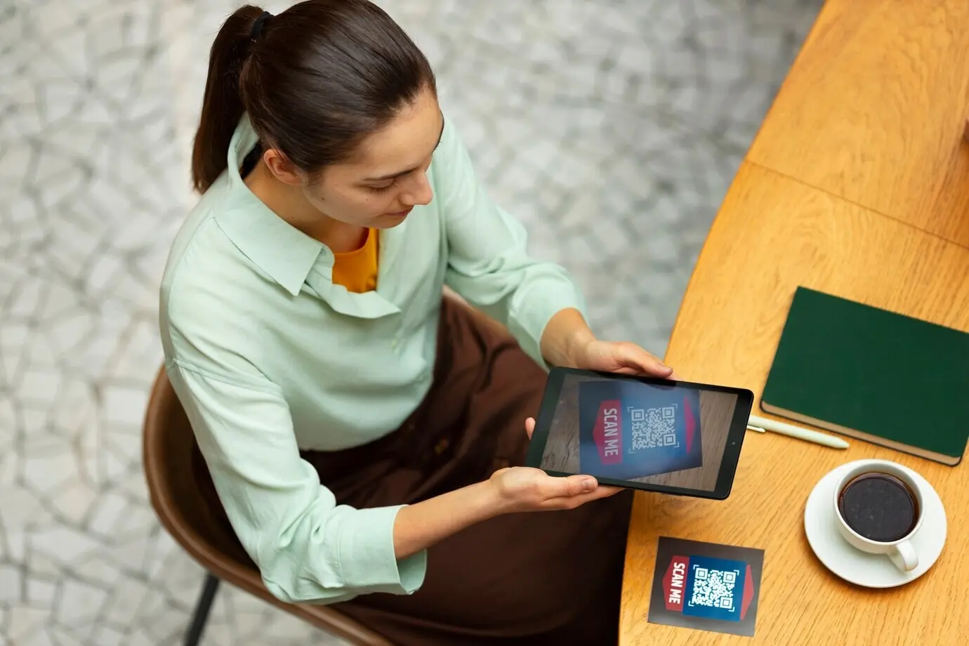 Женщина в ресторане, снятая средним планом.